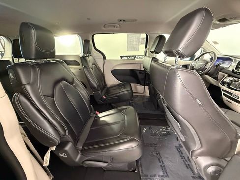 Used 2023 Chrysler Pacifica Touring-L FWD image 16