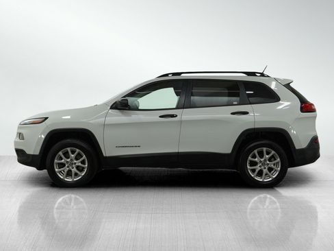 Used 2016 Jeep Cherokee Sport FWD image 2