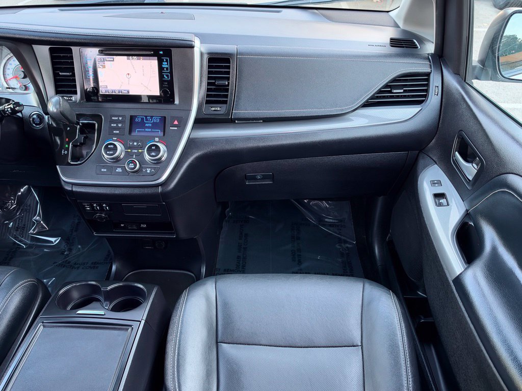 Used 2017 Toyota Sienna SE Premium w/ Outdoor Package FWD image 26