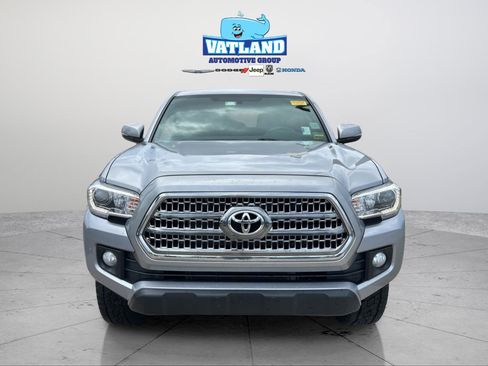 Used 2017 Toyota Tacoma TRD Off-Road w/ Premium & Technology Package AWD/4WD image 21