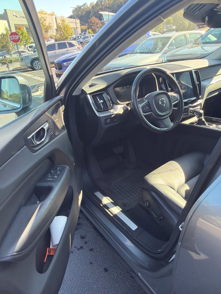 Used 2020 Volvo XC60 T5 Momentum w/ Protection Package AWD/4WD image 11
