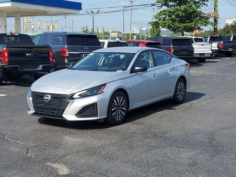 Used 2024 Nissan Altima 2.5 SV FWD image 3