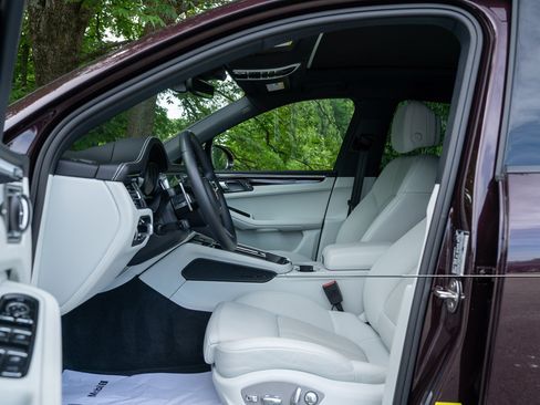 Certified 2026 Porsche Macan AWD/4WD image 24