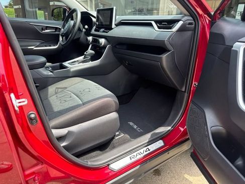Used 2025 Toyota RAV4 XLE FWD image 15