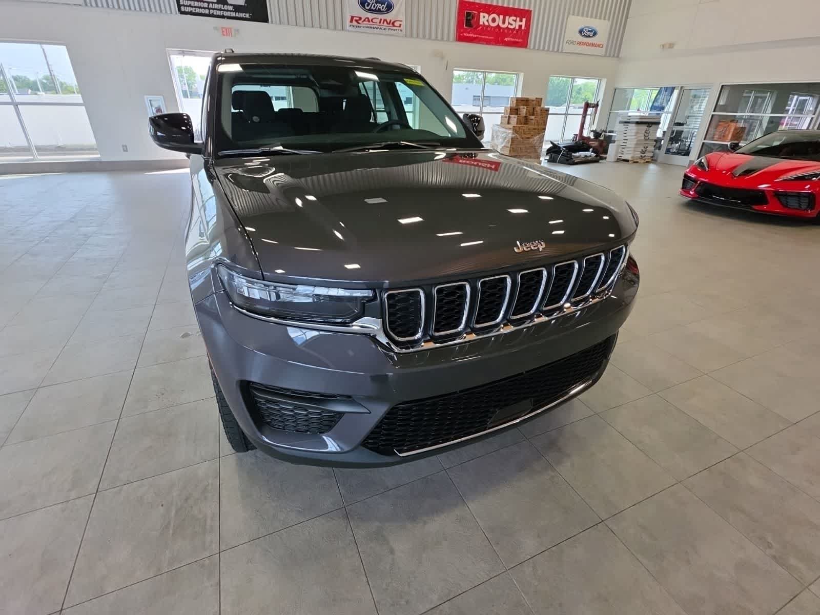 Used 2023 Jeep Grand Cherokee Laredo w/ Luxury Tech Group I AWD/4WD image 5