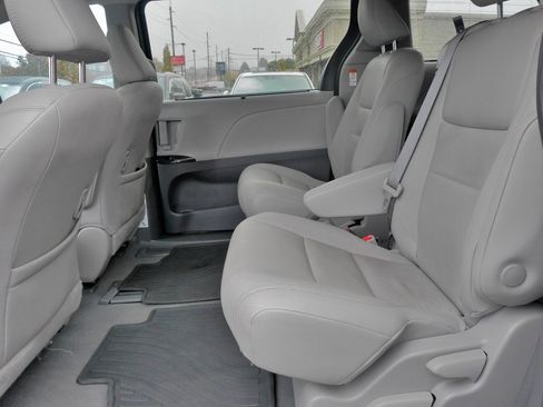 Used 2020 Toyota Sienna XLE Premium image 18