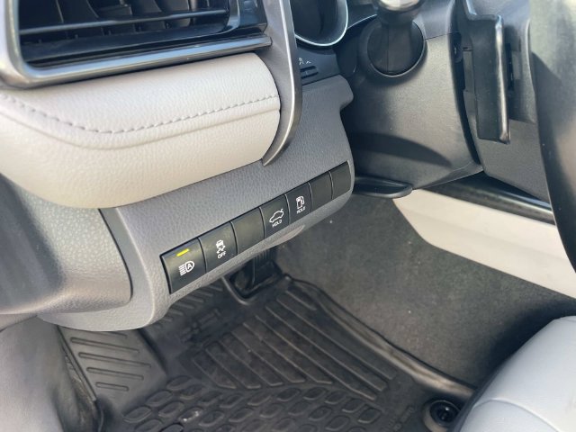Used 2020 Toyota Camry SE w/ Convenience Package FWD image 21