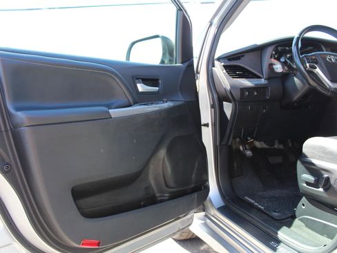 Used 2017 Toyota Sienna SE w/ SE Preferred Package image 10