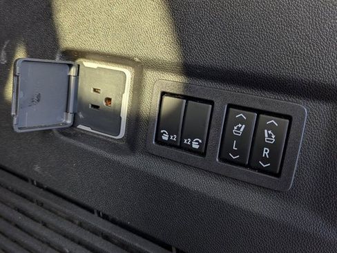 Used 2023 Chevrolet Tahoe Z71 w/ Luxury Package image 6