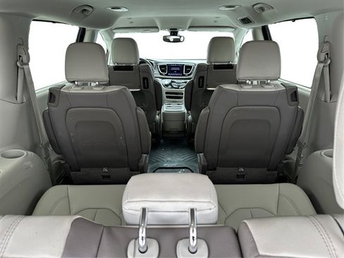 Used 2018 Chrysler Pacifica Touring-L Plus image 50