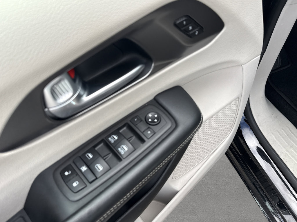 Used 2024 Chrysler Pacifica Touring-L FWD image 18