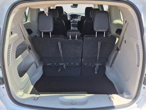 Used 2023 Chrysler Pacifica Touring-L FWD image 6