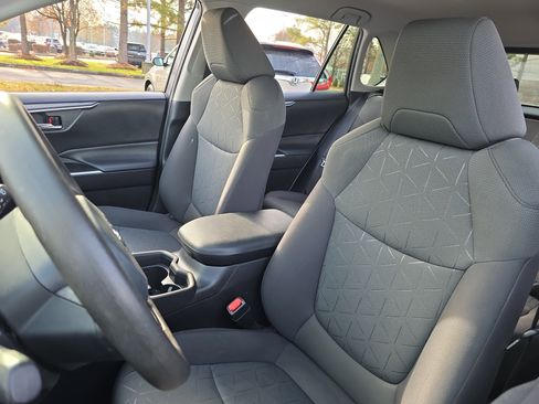 Used 2021 Toyota RAV4 XLE image 15