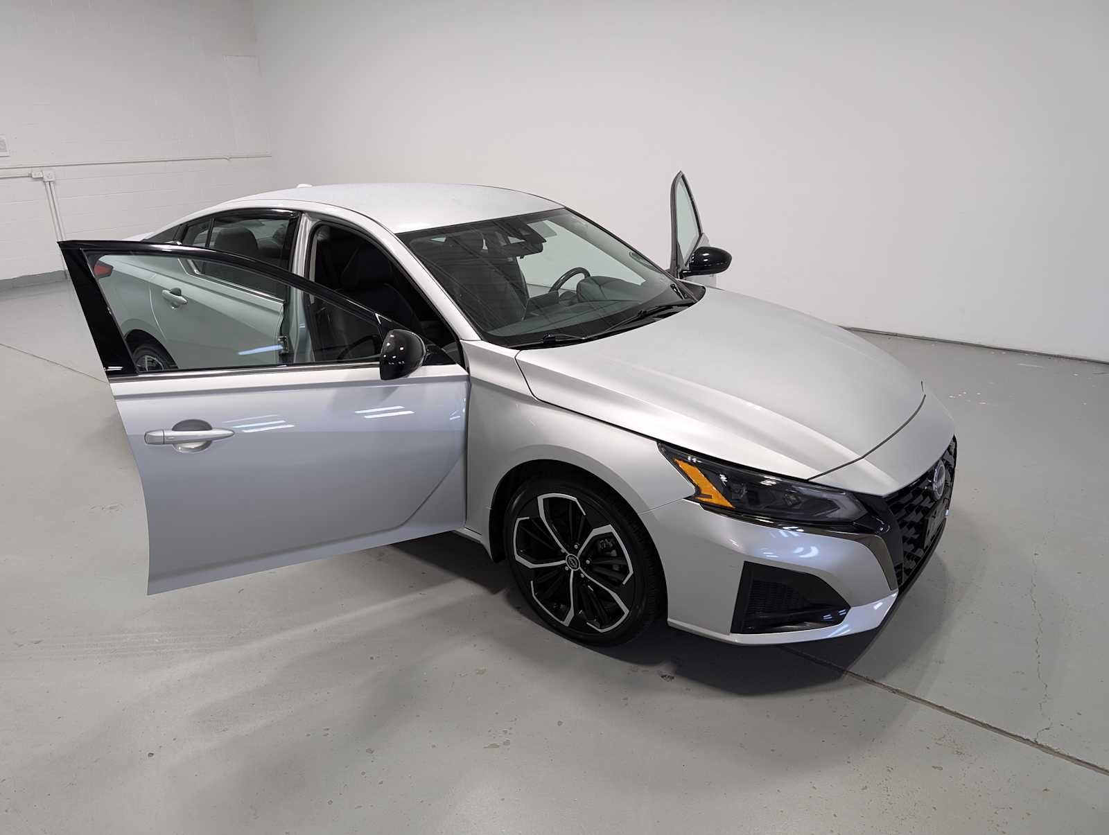Used 2023 Nissan Altima 2.5 SR AWD/4WD image 16