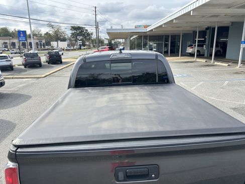 Used 2022 Toyota Tacoma TRD Off-Road image 16