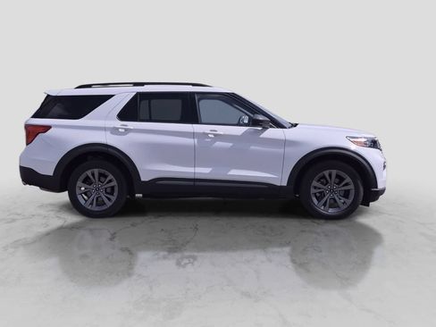 Used 2021 Ford Explorer XLT w/ Equipment Group 202A AWD/4WD image 9