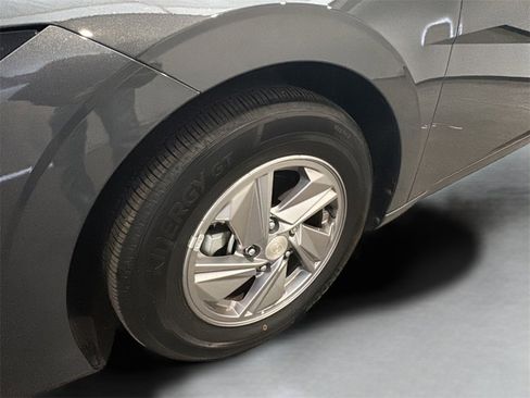 Certified 2025 Hyundai Elantra SE image 4