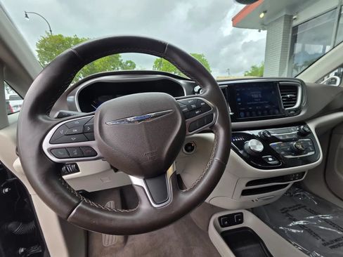 Used 2017 Chrysler Pacifica Touring-L FWD image 21