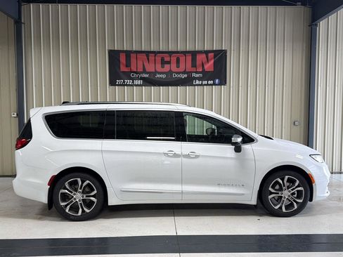 New 2026 Chrysler Pacifica Pinnacle image 5
