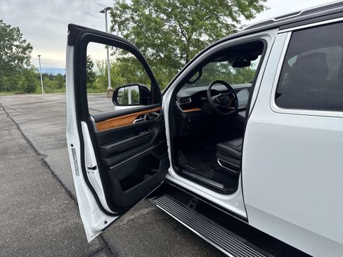 Used 2024 Jeep Grand Wagoneer L Series III AWD/4WD image 9