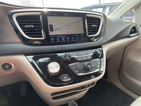 Used 2018 Chrysler Pacifica Touring-L w/ Tire & Wheel Group image 32