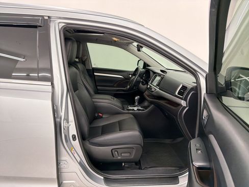 Used 2019 Toyota Highlander XLE FWD image 29