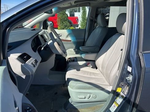Used 2013 Toyota Sienna XLE FWD image 18