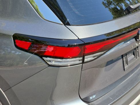 Certified 2025 Volkswagen Tiguan SE AWD/4WD image 36