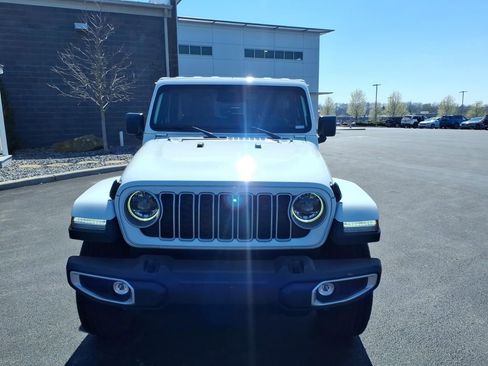 Used 2026 Jeep Wrangler Unlimited Sahara w/ Dual Top Group AWD/4WD image 8
