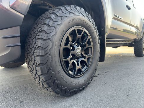Used 2021 Toyota Tacoma SR5 AWD/4WD image 17