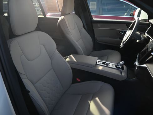 Used 2025 Volvo XC90 B6 Plus image 17