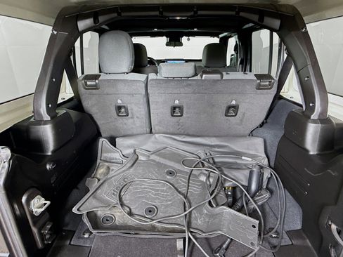 Used 2024 Jeep Wrangler Unlimited image 31