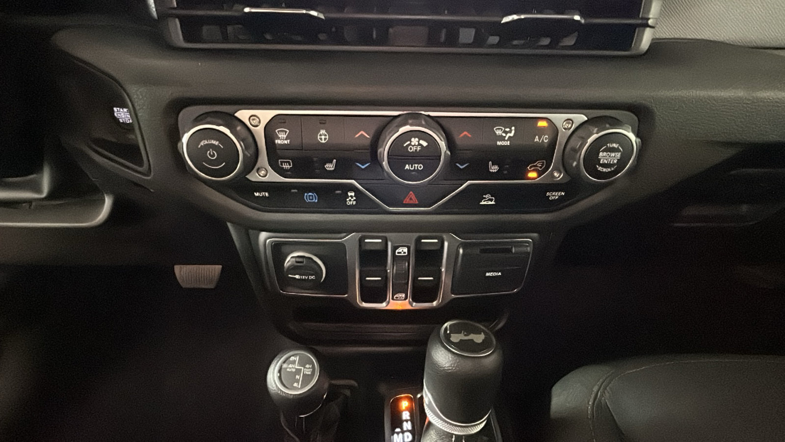 Used 2024 Jeep Wrangler Unlimited w/ Convenience Group AWD/4WD image 26
