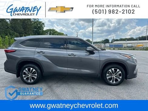 Used 2022 Toyota Highlander XLE AWD/4WD image 4