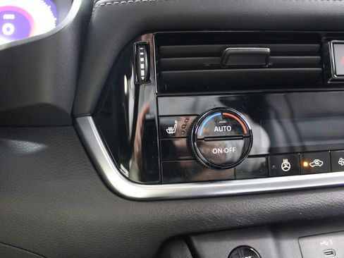 Used 2024 Nissan Rogue SL AWD/4WD image 40