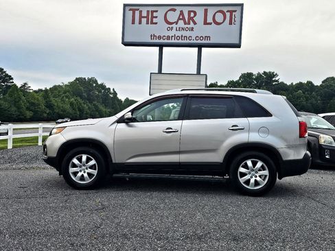 Used 2013 Kia Sorento LX w/ Convenience Pkg image 2