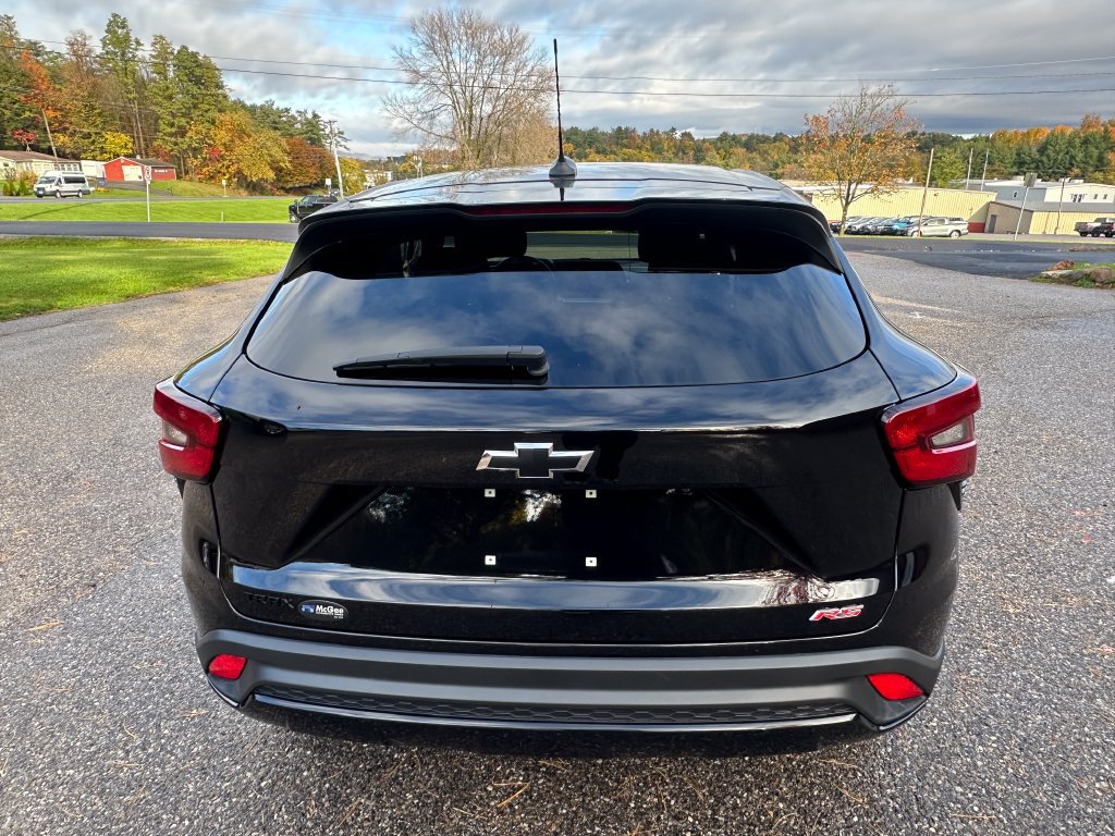 Used 2024 Chevrolet Trax RS w/ Sunroof Package FWD image 4