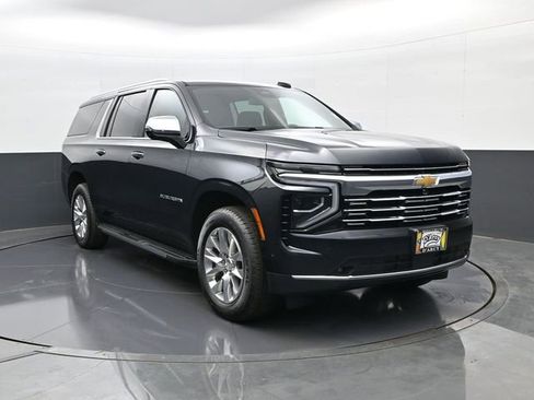 Used 2025 Chevrolet Suburban Premier AWD/4WD image 3