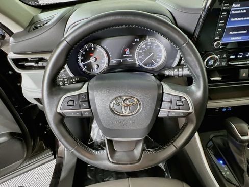 Used 2022 Toyota Highlander XLE AWD/4WD image 10