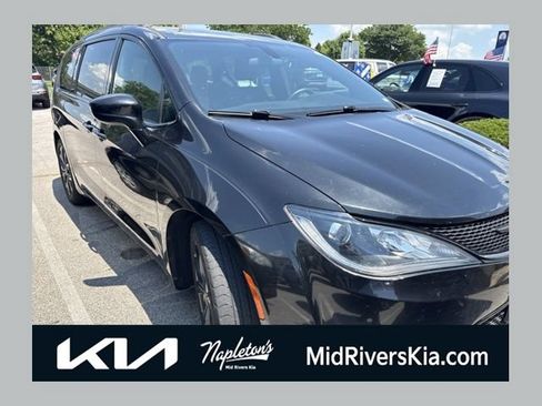 Used 2018 Chrysler Pacifica Touring Plus w/ S Appearance Package FWD image 1