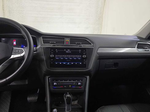 Used 2023 Volkswagen Tiguan SE w/ Panoramic Sunroof Package FWD image 11