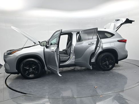 Used 2022 Toyota Highlander LE image 63