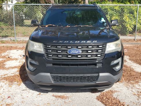Used 2017 Ford Explorer XLT w/ Equipment Group 202A image 2