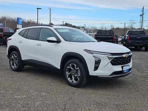 New 2026 Chevrolet Trax LT w/ Driver Confidence Package FWD image 2