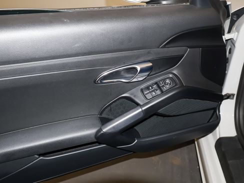 Used 2019 Porsche 718 Cayman RWD image 16