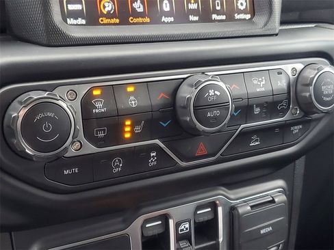 Used 2022 Jeep Wrangler Unlimited Sahara image 24