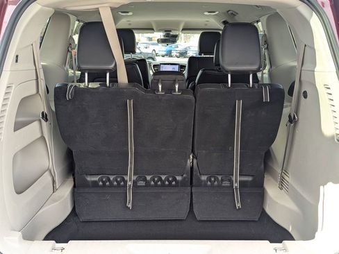 Used 2023 Chrysler Pacifica Touring-L image 25