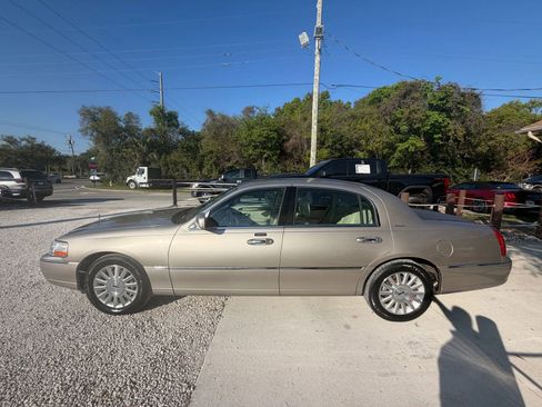 Used 2003 Lincoln Town Car Signature RWD image 4