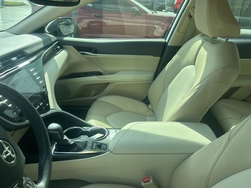 Used 2020 Toyota Camry XLE image 9