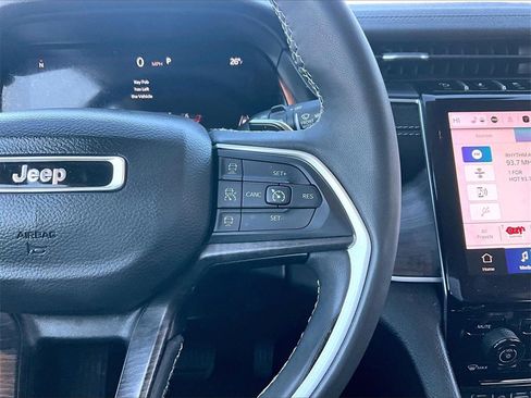 Used 2023 Jeep Grand Cherokee Limited image 16